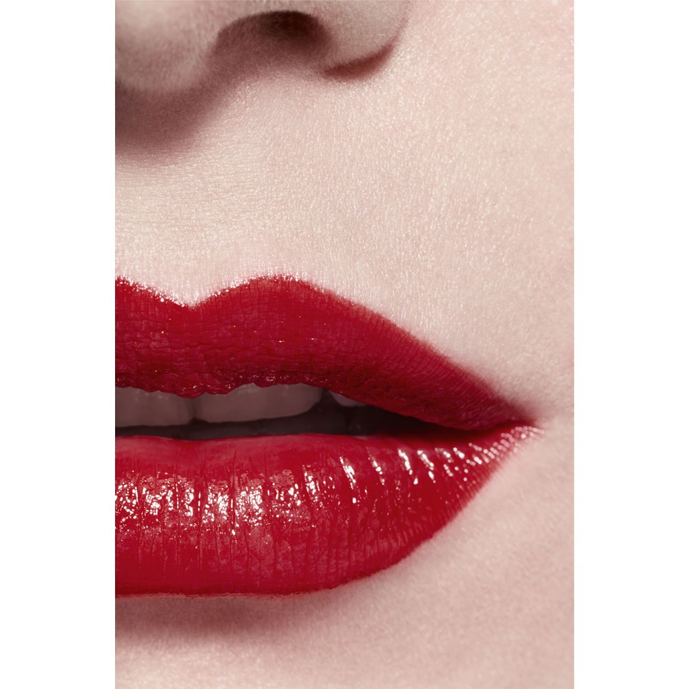 LA BARRA DE LABIOS SATINADA DE LARGA DURACI&Oacute;N, TRATAMIENTO HIDRATANTE Y ALISANTE